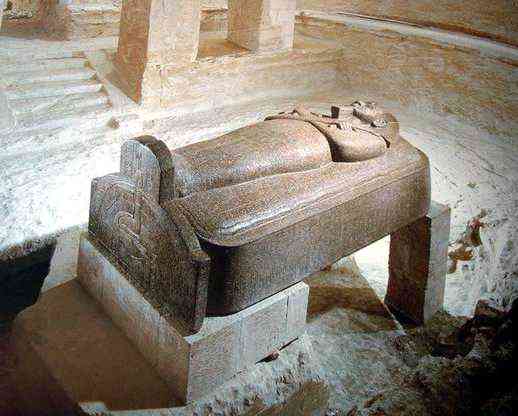 Komora grobowa z wiekiem sarkofagu.