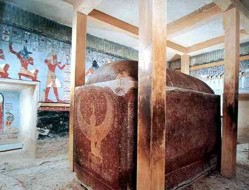Krlewski sarkofag w komorze grobowej. Wspczenie dodane stemple podtrzymuj strop.